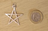Pendentif pentagramme en métal argenté
