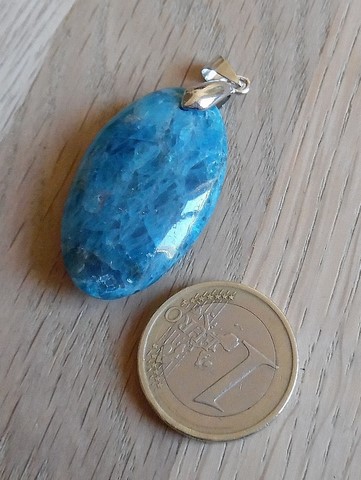 Pendentif oval Apatite bleue