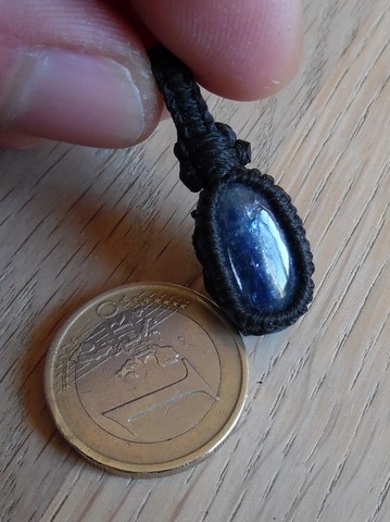 Pendentif Cyanite disthène macramé