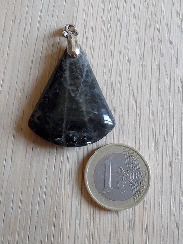 Pendentif pierre de lune noire