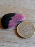 Pierre roulée plate rhodonite