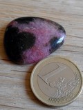 Pierre roulée plate rhodonite